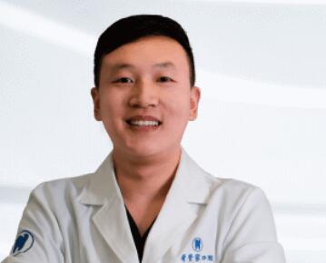 刘招