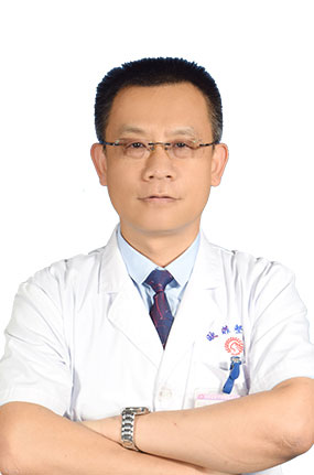 何强